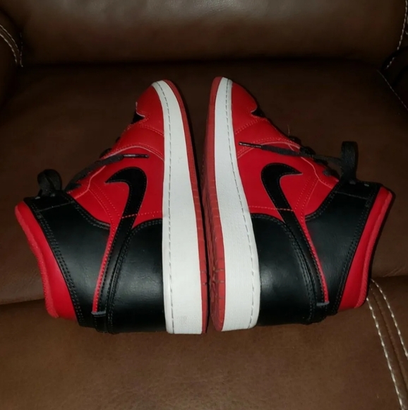 Nike Air Jordan 1 Mid Gym Red Banned Bred Shoes 554725-074 - Size 6Y - Picture 7 of 12